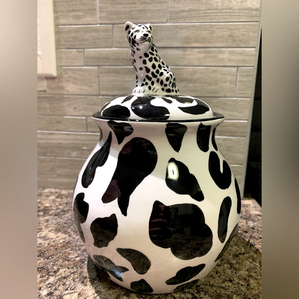 American Atelier collectible hand painted snow leopard cookie jar. Beautiful 💕